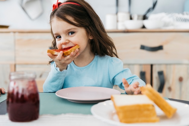 Niña desayunando