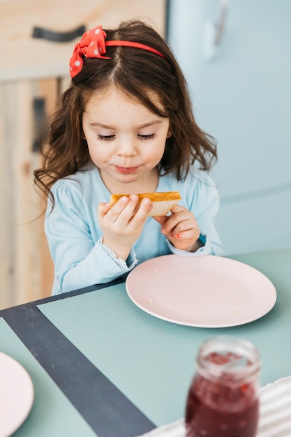 Niña desayunando