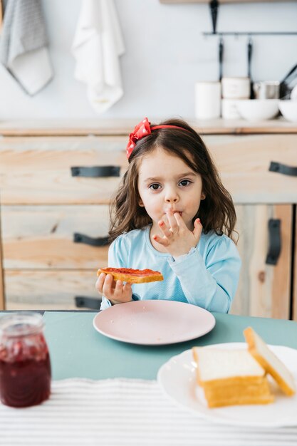 Niña desayunando