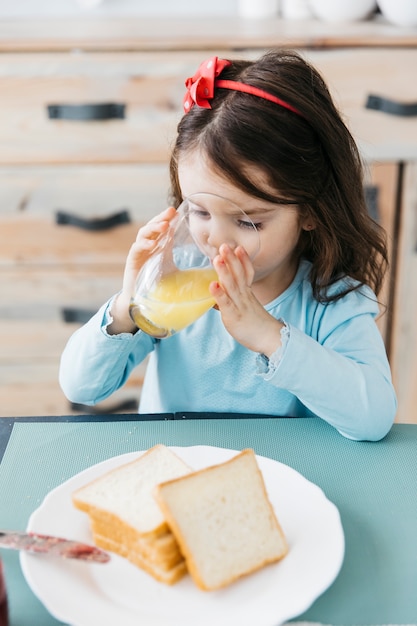 Niña desayunando