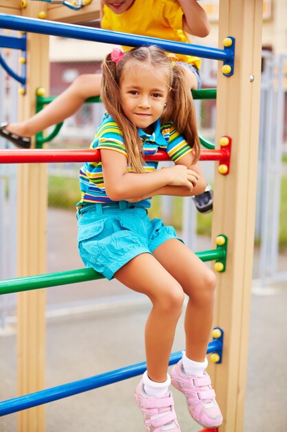 Niña descansando en el parque infantil