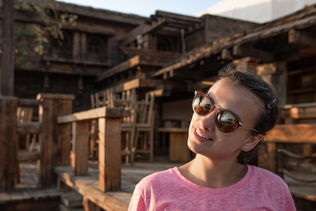 Niña entre los detalles de madera de una casa grande