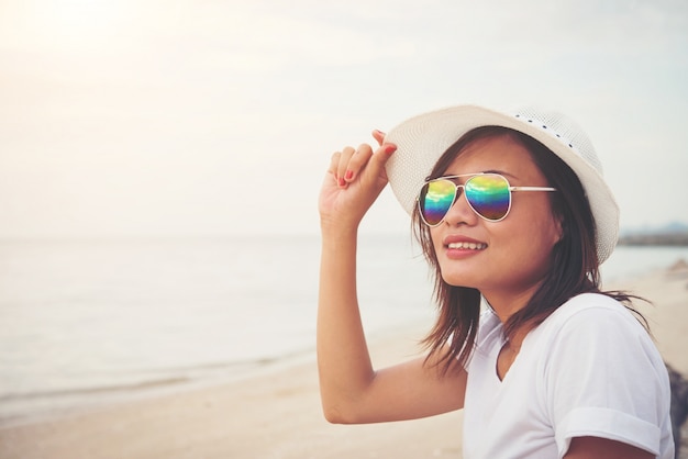 Niña día de vacaciones de la diversión femenina