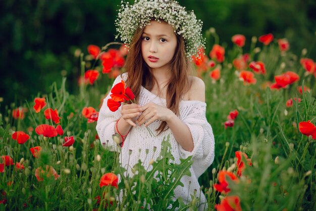 Niña con una diadema de flores