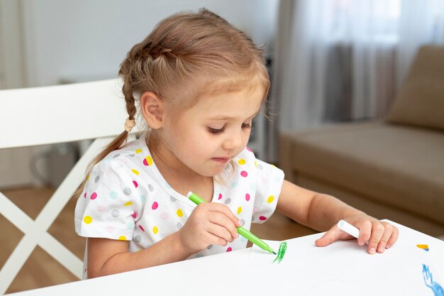 Niña dibujando en casa