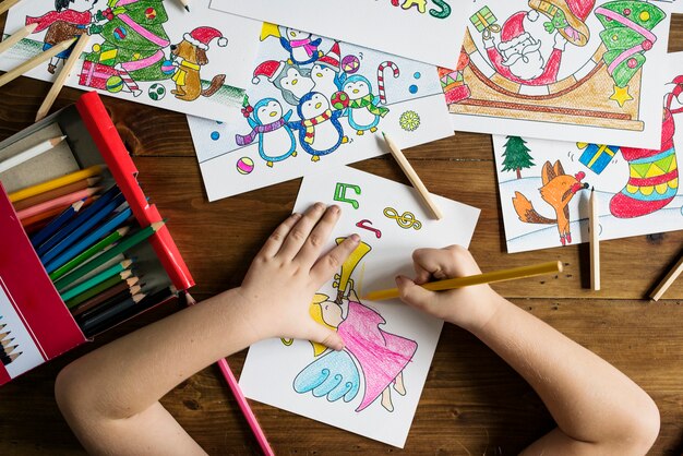 Niña dibujando y coloreando