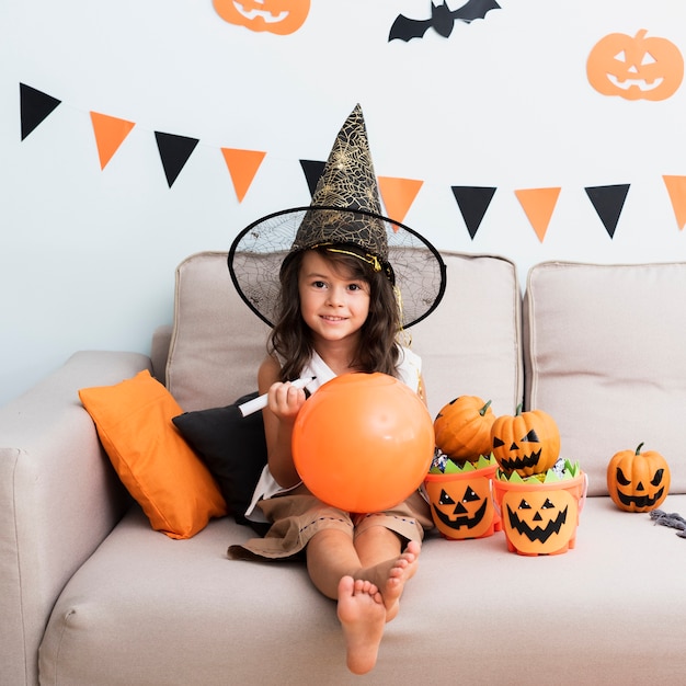 Niña dibujando un globo de halloween