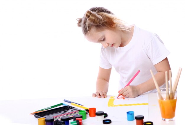 Niña dibujando con pincel y pintura