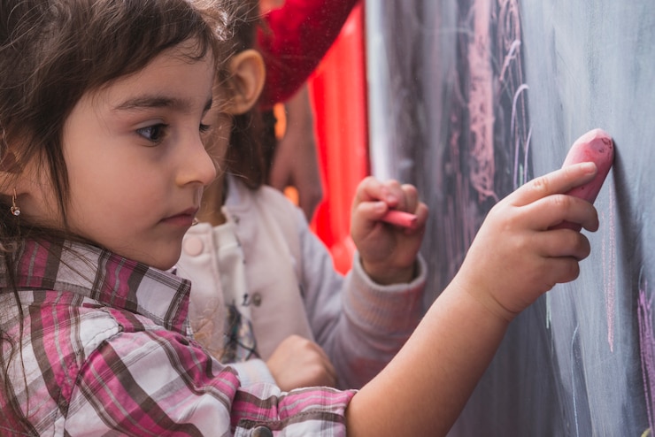 Foto gratuito niña, dibujo, en, pizarra