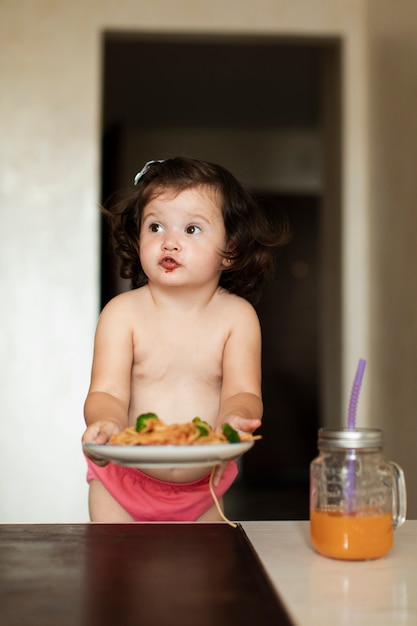 Niña diligente arreglando la mesa