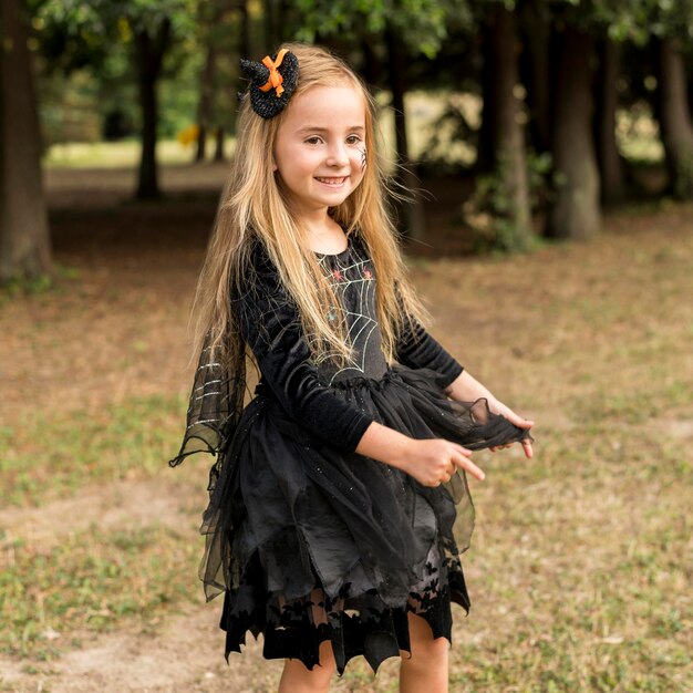 Niña con disfraz de halloween