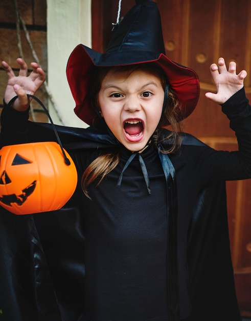 Foto gratuita niña disfrazada de bruja