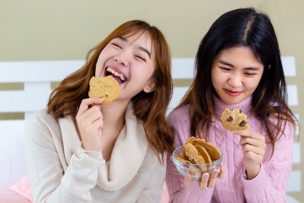 La niña y disfruta de deliciosas galletas gourmet