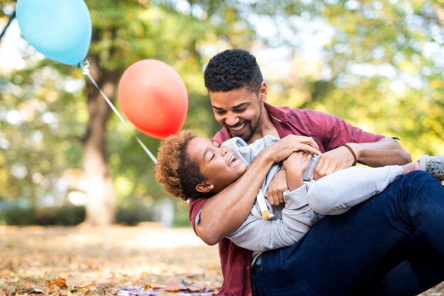 Niña disfrutando del amor del padre al aire libre