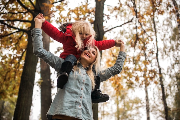 Niña disfrutando con su madre al aire libre