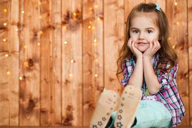 Niña divertida con el pelo rubio oscuro y la nariz pintada en amarillo