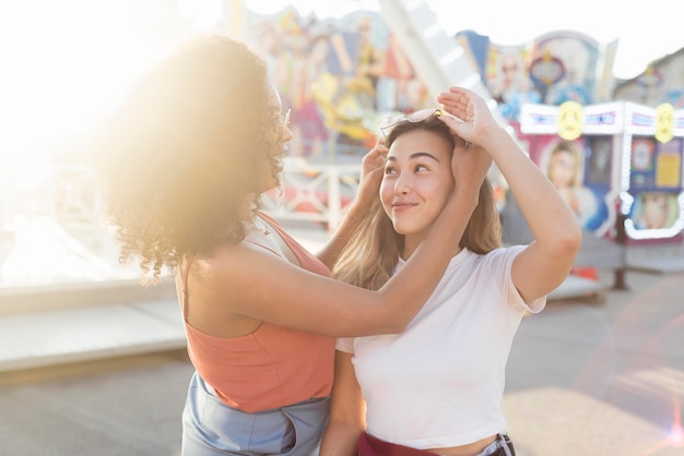 Niña divirtiéndose juntos en el parque de atracciones