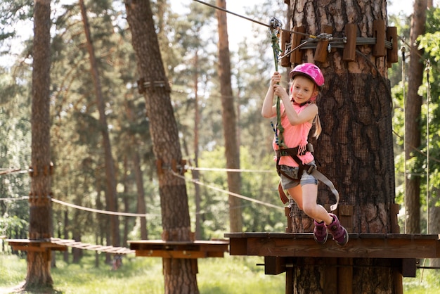 Niña divirtiéndose en un parque de aventuras