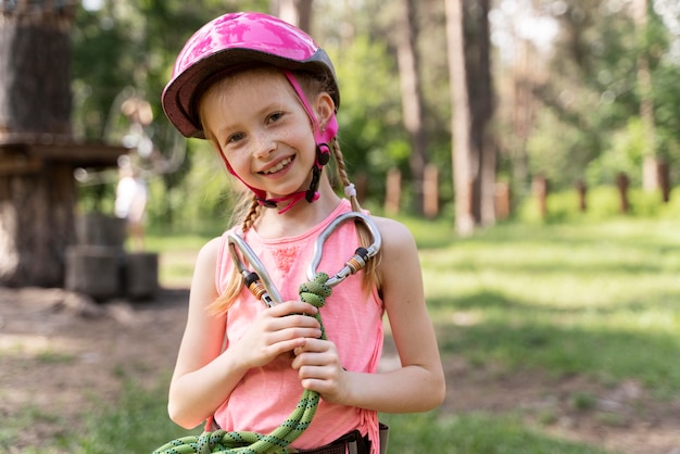 Niña divirtiéndose en un parque de aventuras