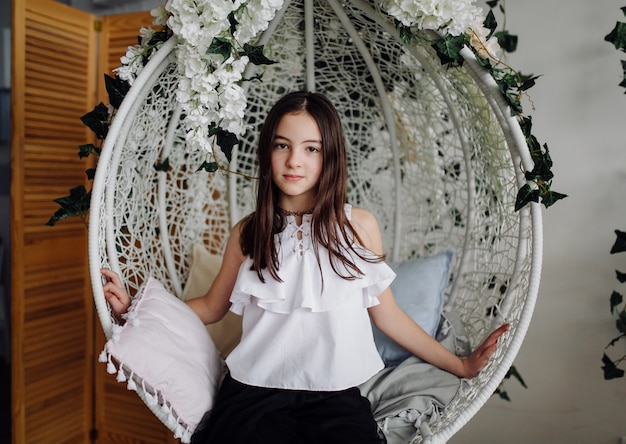 Niña divirtiéndose y posando en el estudio