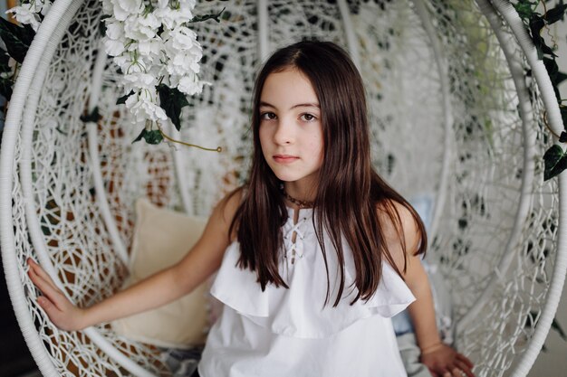 Niña divirtiéndose y posando en el estudio