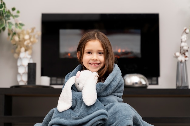 Foto gratuita niña divirtiéndose con su juguete