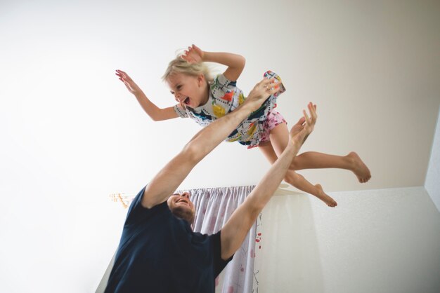 Niña divirtiéndose con su padre