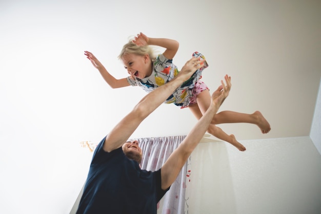 Niña divirtiéndose con su padre