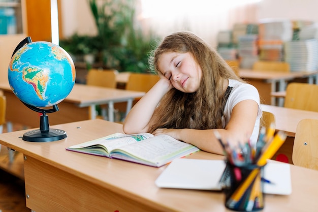 Niña dormida en la lección