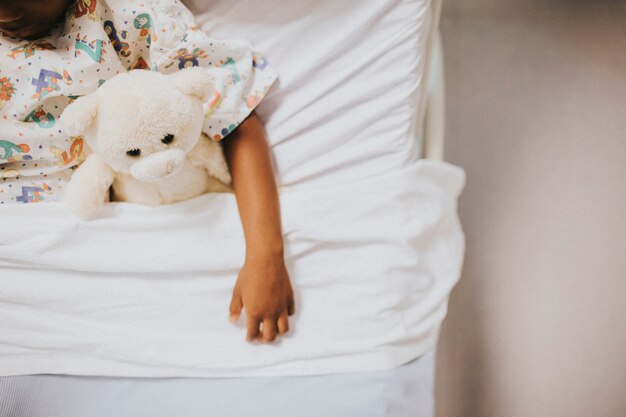 Niña durmiendo en una cama de hospital