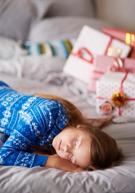 Foto gratuita niña durmiendo en la mañana de navidad