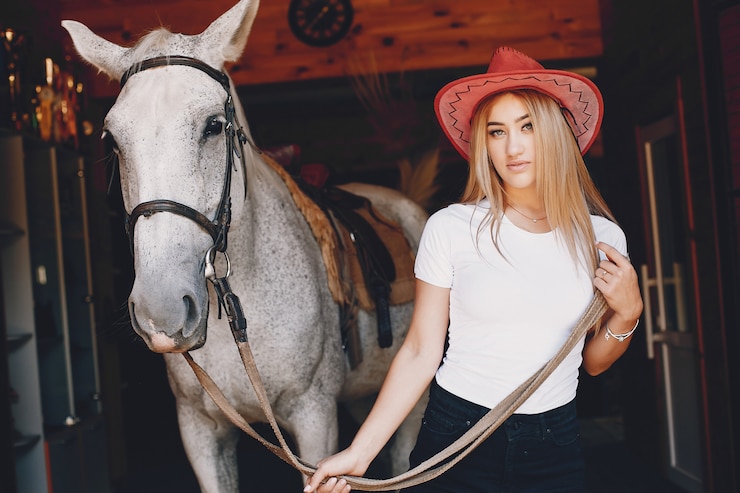Foto gratuito niña elegante en una granja con un caballo