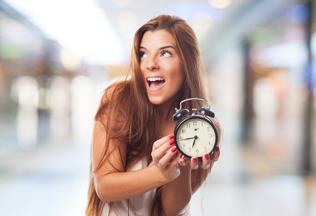 Niña emocionada la celebración de reloj