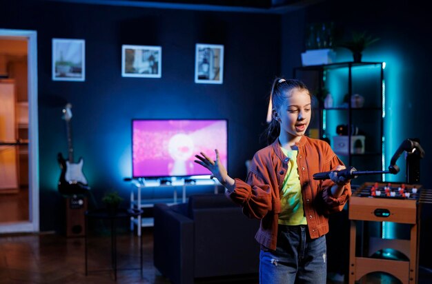 Niña emocionada haciendo un video presentando su casa a los fanáticos de los canales de redes sociales