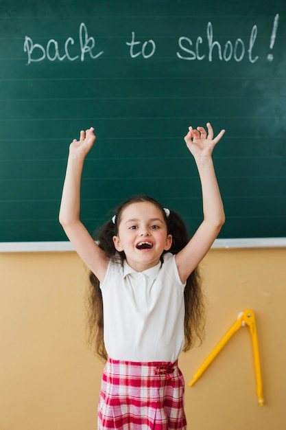 Niña emocionada en la pizarra