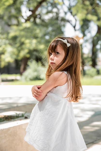 Niña enfadada al aire libre