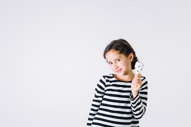 Niña enferma con agitador