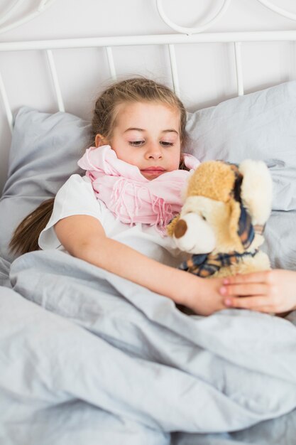 Niña enferma en la cama