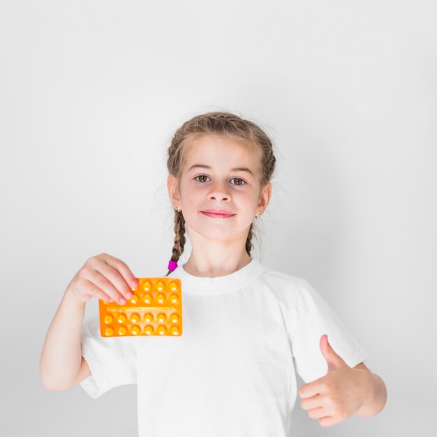 Niña enferma con pastillas