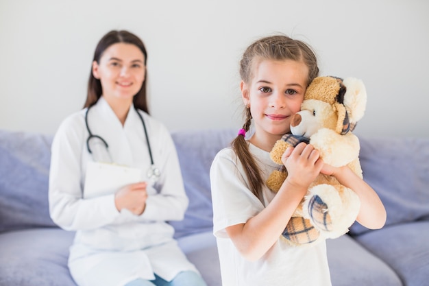 Foto gratuita niña enferma siendo examinada por la doctora