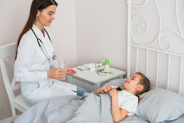 Niña enferma siendo examinada por la doctora