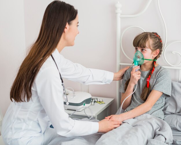 Niña enferma siendo examinada por la doctora