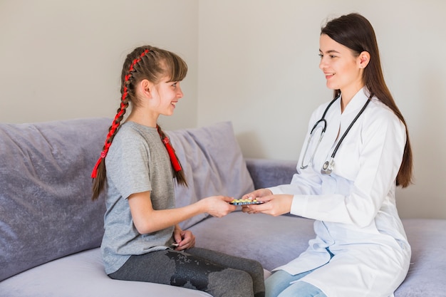 Niña enferma siendo examinada por la doctora