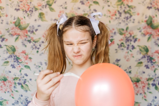 Niña enojada, apareciendo, globo, con, tenedor