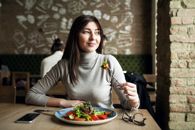 Foto gratuita niña, ensalada, almuerzo, feliz, comer