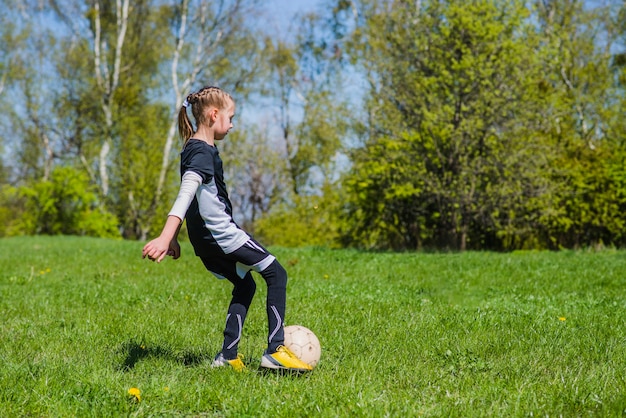 Niña entrenando en el parque