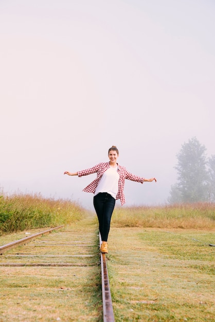 Foto gratuita niña equilibrada en el ferrocarril