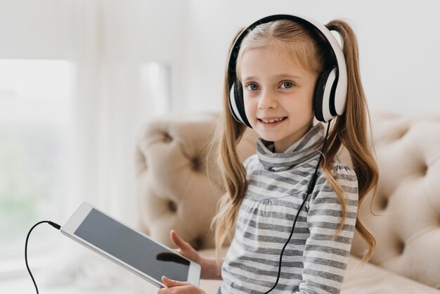 Niña de la escuela con auriculares cursos virtuales