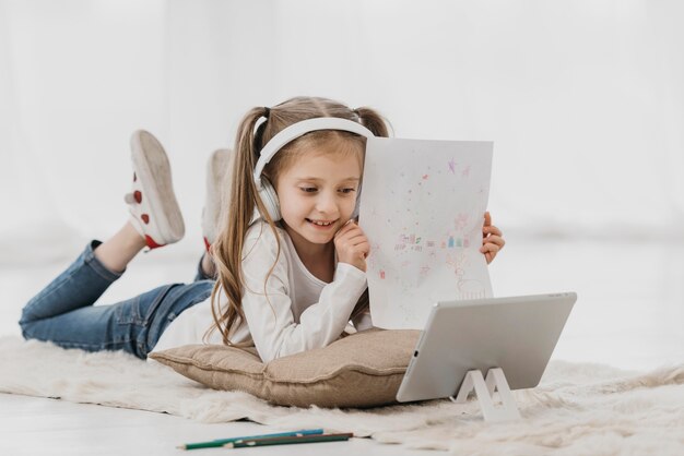 Niña de la escuela con auriculares cursos virtuales