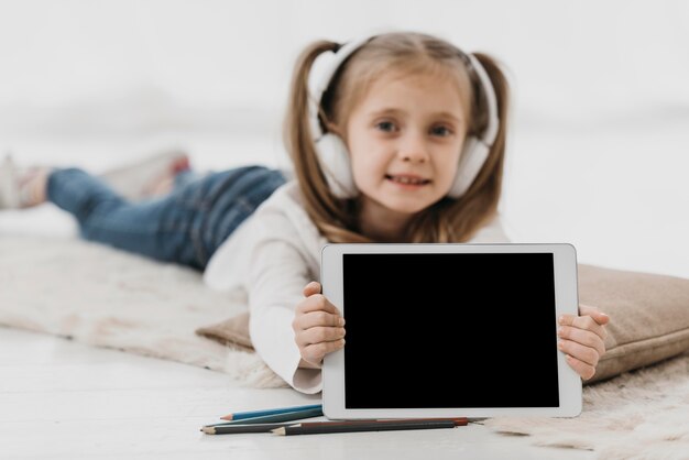 Niña de la escuela con auriculares escuela virtual